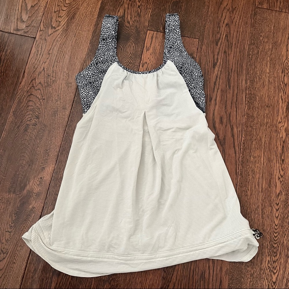 Lululemon - Patterned Pale Green Top - Size 4